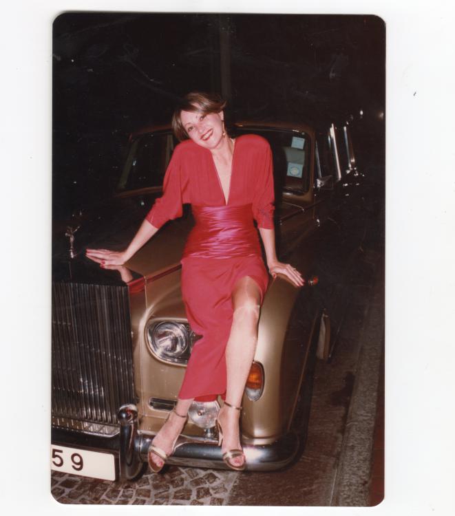 Michèle faisant la star, avec sa robe de satin rouge et la Rolls Royce dorée d’un inconnu- HK