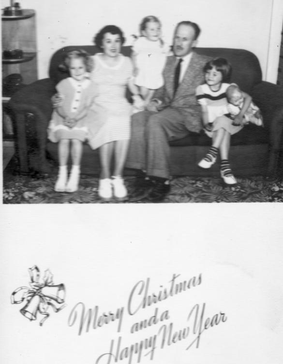 Noël 1950(?) Lucie et Marc avec leurs filles, Louise, Michèle (avec poupée) et Josette bébé